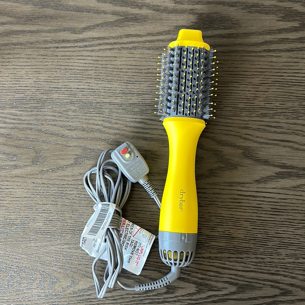 The Double Shot Oval Blow-Dryer Brush - Drybar